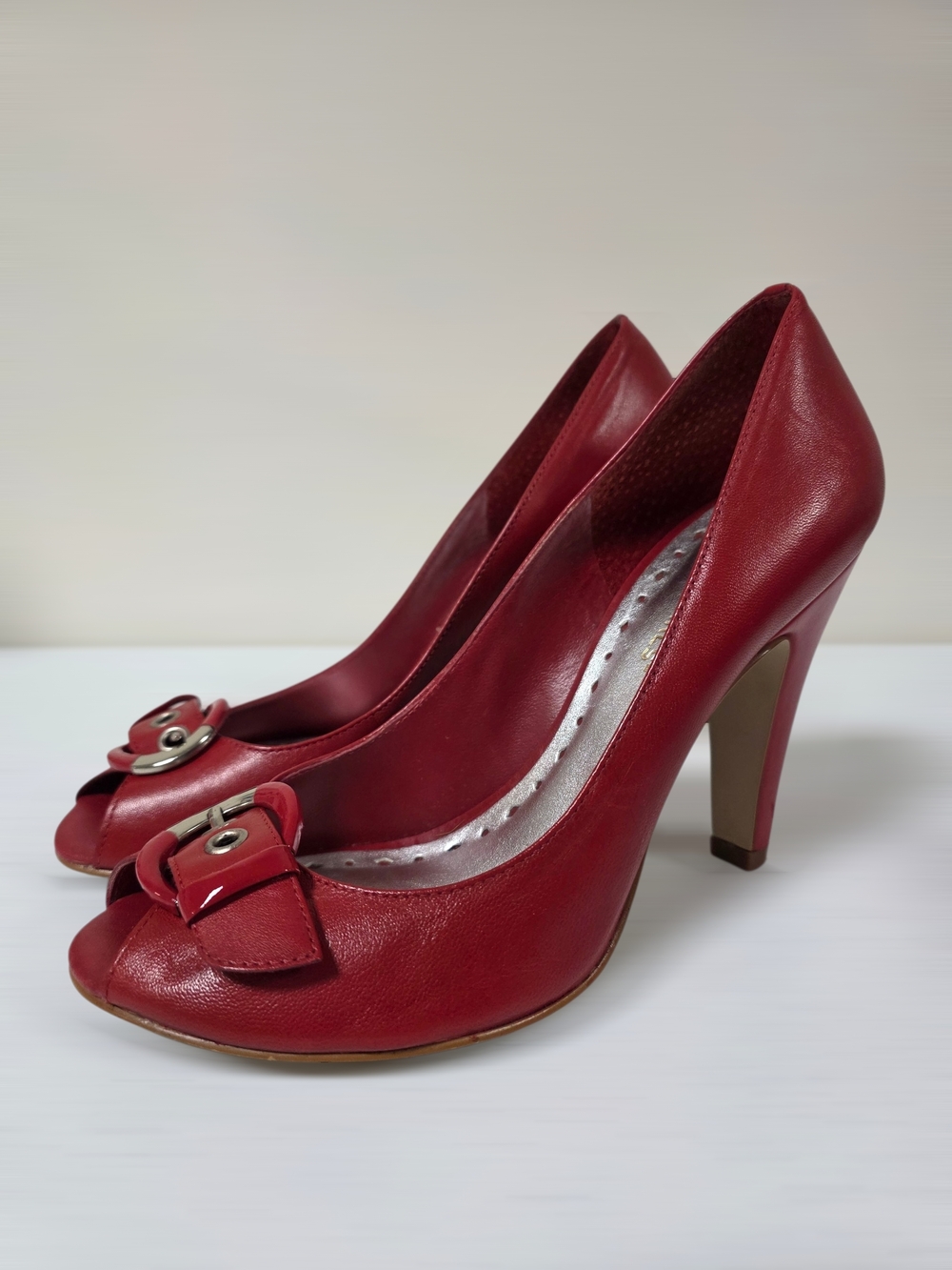 ❤️🍒💃 BCBGirls Red Leather Peep Toe Pumps Buckle Accent Heels Y2K Women's 7.5